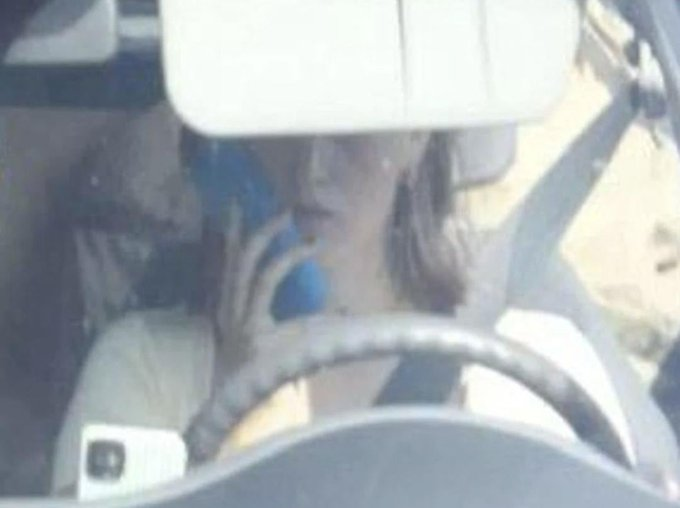 Unrulycat2511's tweet image. หญิงสาวชาวดัทช์ ถูกใบสั่งจ่ายค่าปรับ 439 ยูโร เหตุเธอกำลังใช้ถุงน้ำแข็งเพื่อลดอาการบวมหลังจากถอนฟันคุด แต่กล้องจราจรเข้าใจผิดคิดว่าเป็นโทรศัพท์มือถือ