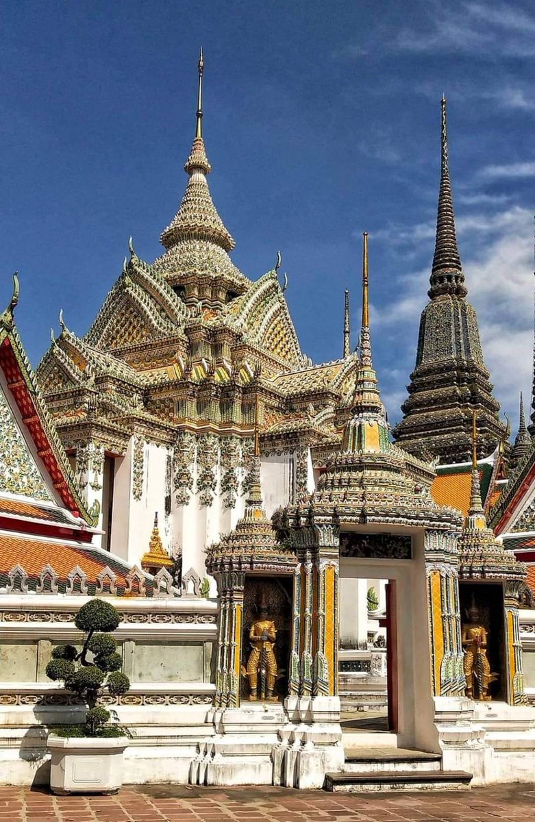 ยักษ์วัดโพธิ์ที่ตีกับยักษ์วัดแจ้ง ขนาดไม่ได้ใหญ่เท่ากับยักษ์วัดแจ้งนะครับ แต่ขนาดที่แท้จริงเห็นได้จากบริเวณซุ้มประตูยอดมงกุฎซึ่งเป็นทางเข้าสู่หอไตร จะมียักษ์เป็นทวารบาลประจำประตูทั้ง ๒ ฝั่ง รวมทั้งหมด ๔ ตน ล้วนเป็นยักษ์ในรามเกียรติ์ได้แก่ พญาขร แสงอาทิตย์ สัทธาสูร และมัยราพณ์