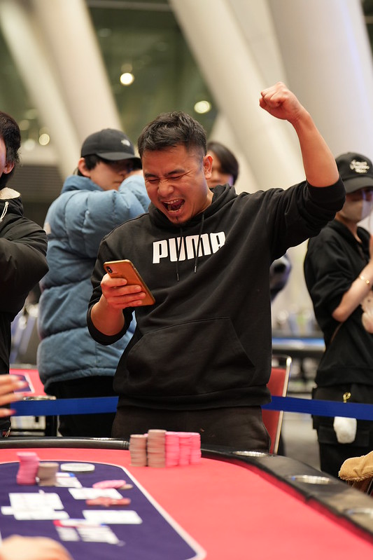 Earnpoker_Jp's tweet photo. 🏆賞金1,000万円獲得者誕生🏆

EARN POKERのオンラインサテライトから
[KING OF ONE招待トーナメント]を勝ち抜き
◥◣ TKAK ◢◤ さんが
 WPT TOKYO 2025 KING OF ONE で見事優勝🎉

💰 優勝賞金1,000万円相当のプライズ獲得！
おめでとうございます✨

■優勝者コメント
こんにちは。今回優勝できたことを本当に嬉しく思います。一つひとつの判断を丁寧に積み重ね、最後まで集中力を切らさずに戦えたことが結果につながりました。対戦してくださった皆さん、そして応援してくれた方々に心から感謝しています。
アーンポーカーアプリは、実力を試しながら成長できる最高の環境だと思います。最初はうまくいかないこともあるかもしれませんが、経験を重ねることで必ず自分のプレーは磨かれていきます。楽しむ気持ちと向上心を忘れず、ぜひ自分の可能性に挑戦してください。皆さんの活躍を楽しみにしています。

#EarnPoker #ポーカー #WPT