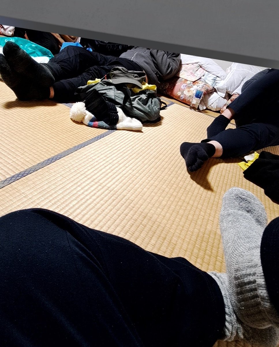 みんながおれにスキー終わりの臭い足を向けてくる…