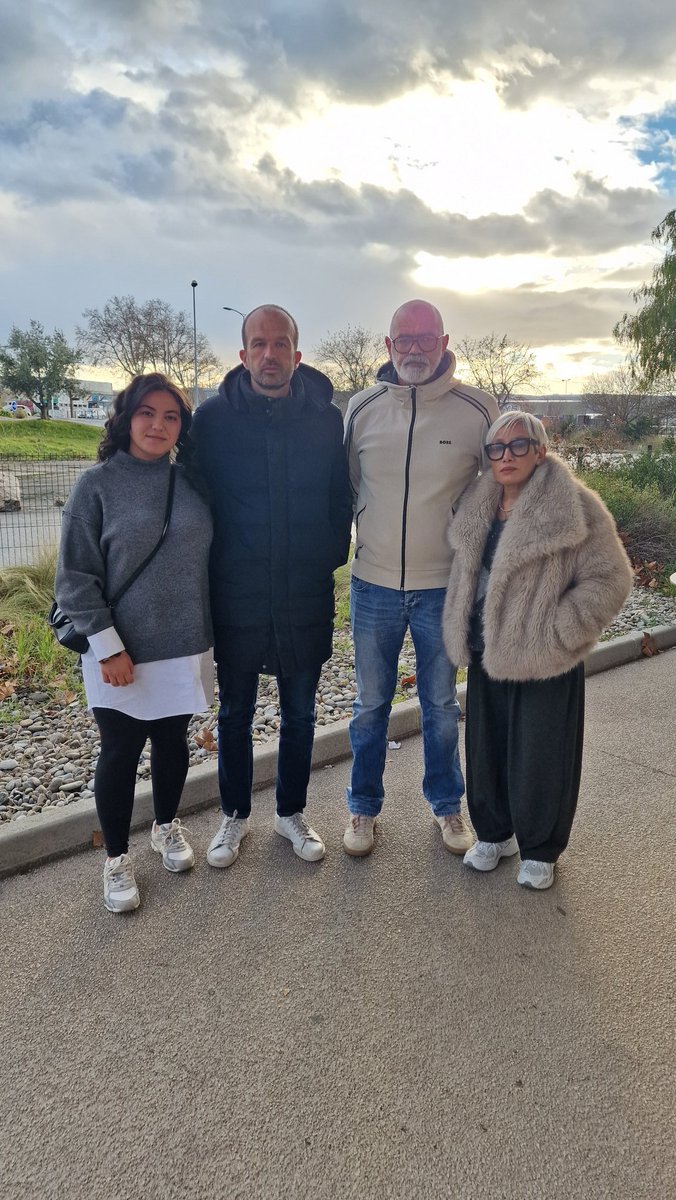 J’ai rencontré ce samedi Miloud Ballout et sa famille.

Miloud Ballout est concierge de la salle polyvalente de la commune de Berre-l’Etang depuis plus de 20 ans. Son professionnalisme, son dévouement au service des citoyens et la qualité de son travail sont reconnus de tous.