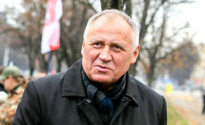 Tsihanouskaya's tweet image. It’s been four months today since former presidential candidate Mikalai Statkevich refused to leave his homeland after being released with 51 other political prisoners in Belarus.

Instead of forced deportation, he was taken back to prison again. He must be released immediately.
