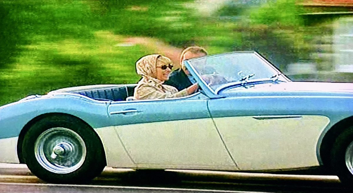 TvHeartbeat's tweet image. For #SideViewSunday;
Lady Patricia arriving in her gorgeous Austin Healey in her second Heartbeat episode - Hot Rocks in series 8. I’m not sure where this car is now, but interestingly it was also used for Dr Cheriton in The Royal 🩵🤍