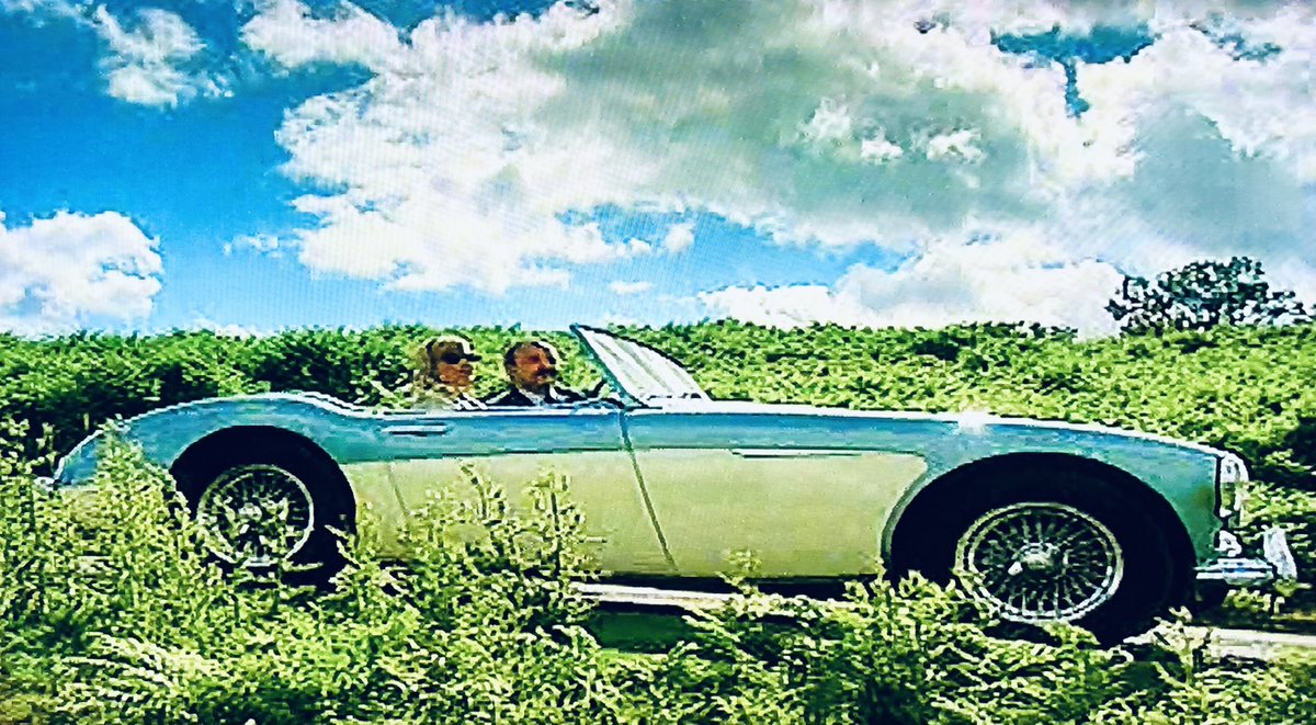 TvHeartbeat's tweet image. For #SideViewSunday;
Lady Patricia arriving in her gorgeous Austin Healey in her second Heartbeat episode - Hot Rocks in series 8. I’m not sure where this car is now, but interestingly it was also used for Dr Cheriton in The Royal 🩵🤍