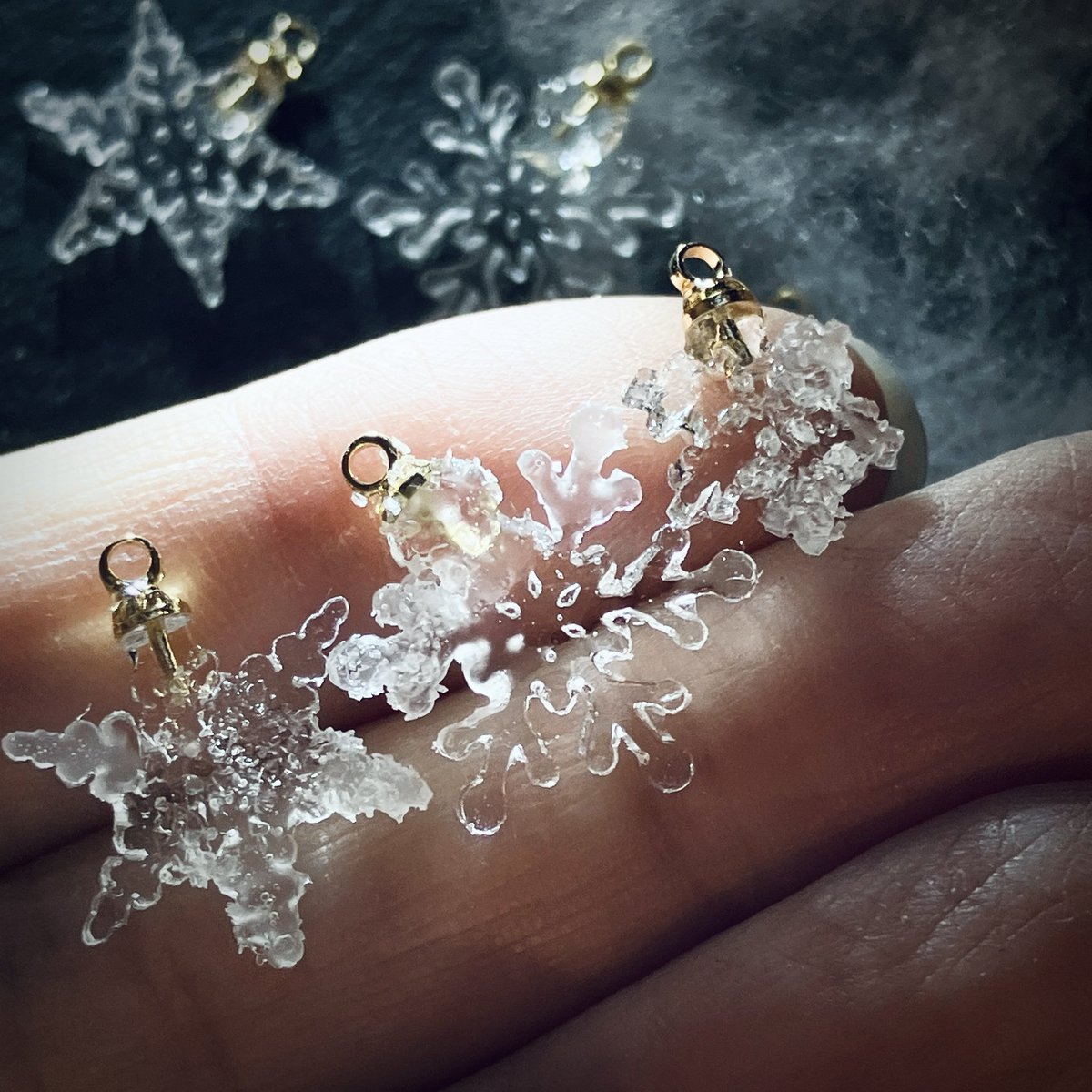 tikyuuya46's tweet photo. レジンで作った雪の結晶❄️

溶けそうで溶けない不思議な作品です。
リアルな雪を目指して来年もたくさん作りたいです🖌️

#レジン  #地球屋アクセサリー https://t.co/XijIHGQFEK