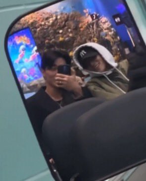 gaycatsan's tweet photo. THEYRE DATING😭😭😭😭 THEYRE DATING THEY WERE ON A DATE THEYRE DATING OH GOD😭😭😭😭😭😭😭😭😭😭 https://t.co/VcvtFwrtfg