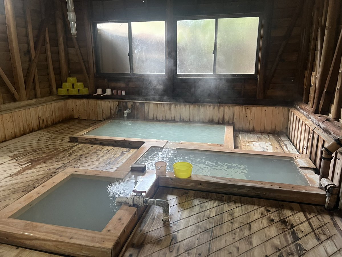 Zj70Bj's tweet photo. 湯之谷山荘独泉💕。
冷たい炭酸泉で湯の華採取（冷蔵庫の脱臭剤として愛用）温泉虫も少なくいい感じ。シルバーリングもしっかり色変⤴️
硫黄で、緑湯に黒い湯の華の田之湯♨️も堪能。ご近所のおねー様方で賑わい写メ取れずも大満足。 https://t.co/tBBmfk3Xbf