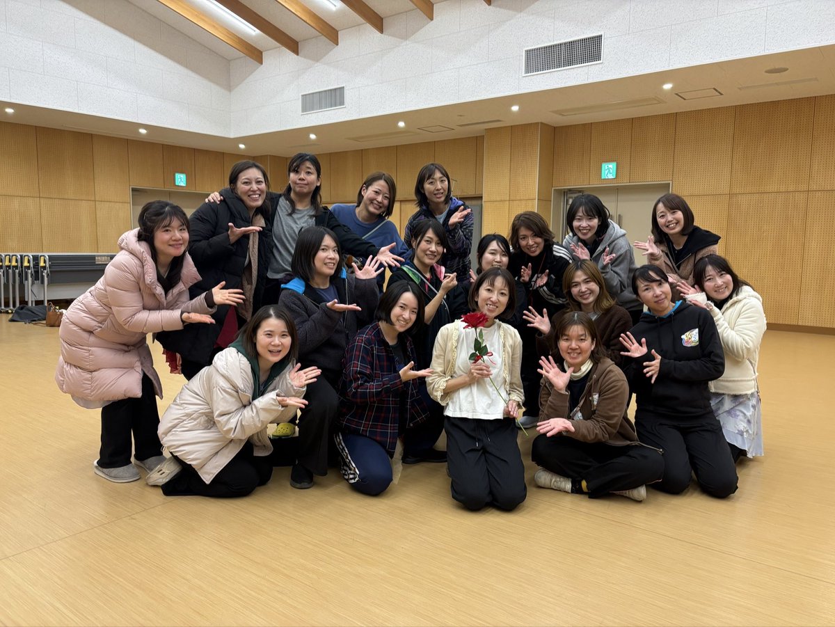 本日は演出家の先生をお呼びして1幕の通し稽古でした！
通すことで流れてくる感情、気付き…！やっぱりミュージカルは楽しいですね♩

そして本日は我らが代表のお誕生日！！
男役たちからの甘い言葉と赤い薔薇、女役からの歌でお祝いさせていただきました❤️