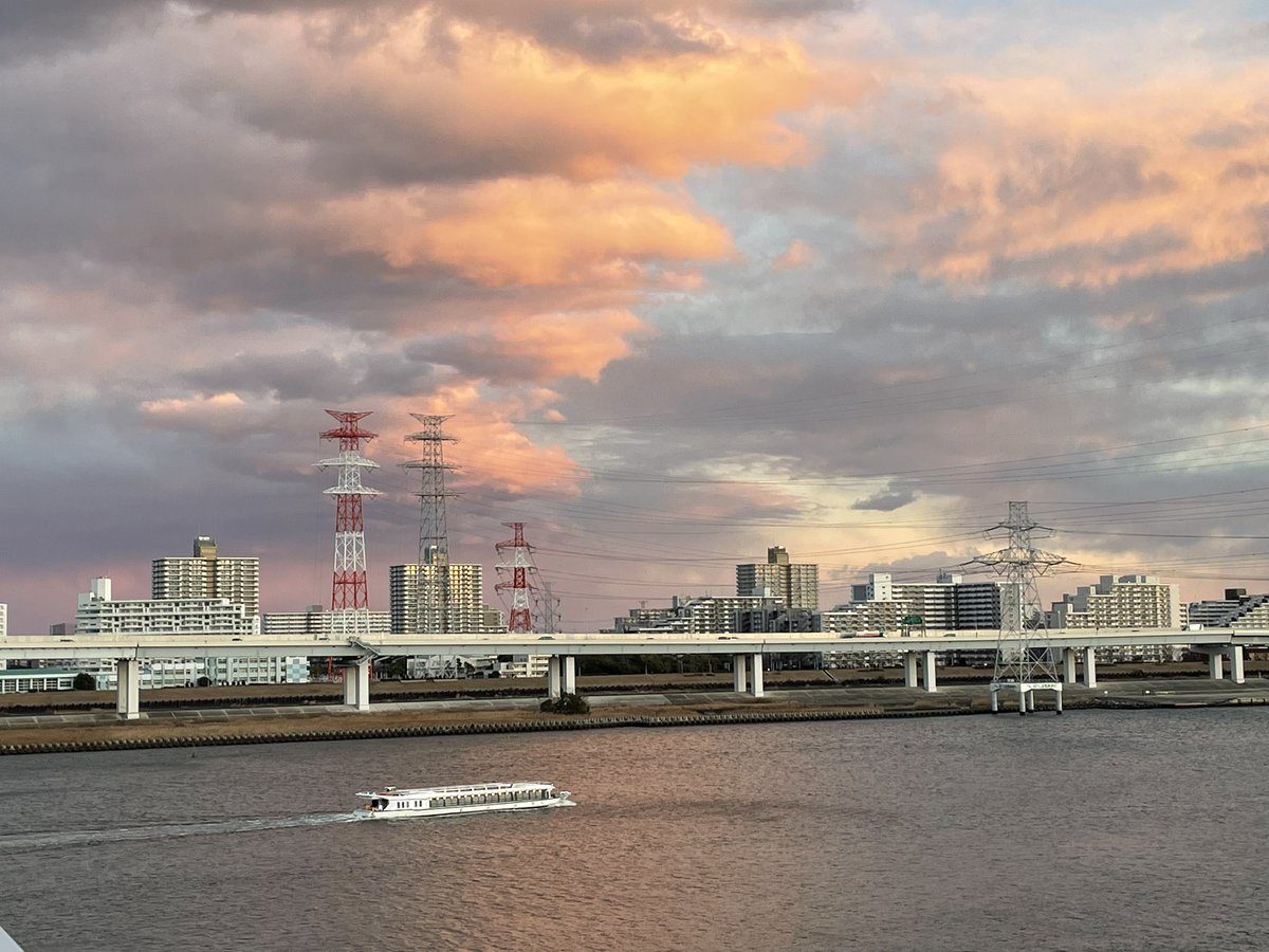 SyakmiW's tweet photo. 昼までは季節外れの暖かさでしたが、この時間になって急激に冷えてきました。明日はこの時季らしい冷え込みになりそうです。
#荒川
#清洲大橋
#水上バス https://t.co/l08RcIoqJr