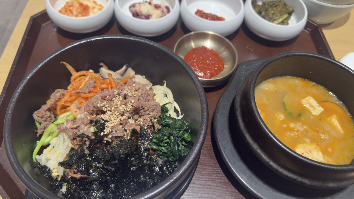 아재들은 혼자 먹어도 이렇게 먹는다. 
아닌척 하지마라. 그래봤자 햄버거다.