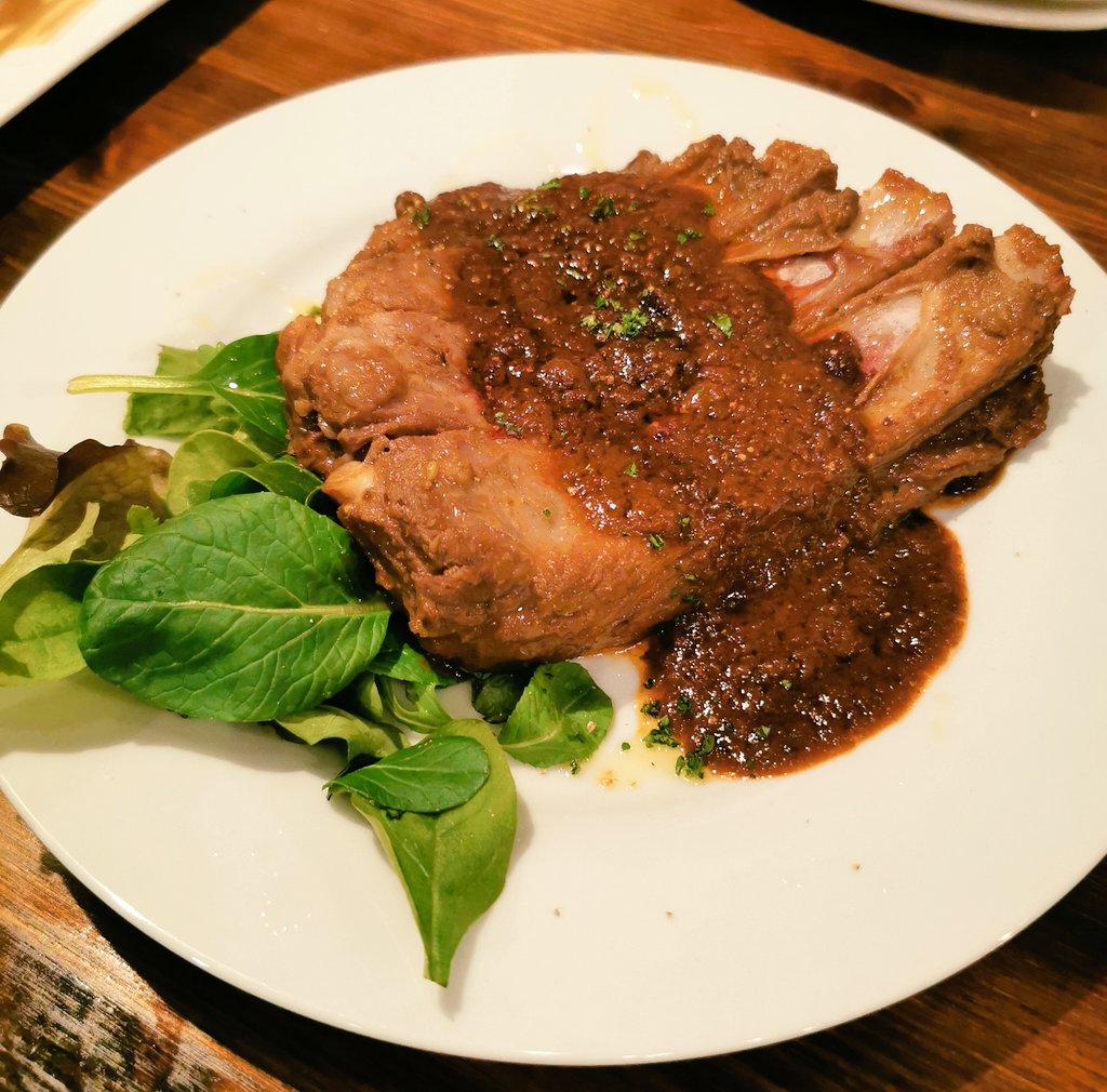 Ossans11C's tweet photo. 銚子のポロさんで豪華にスペアリブ。かぶりついて食べるのがほんとに美味しいです。 https://t.co/Rdo1Tz8xNp
