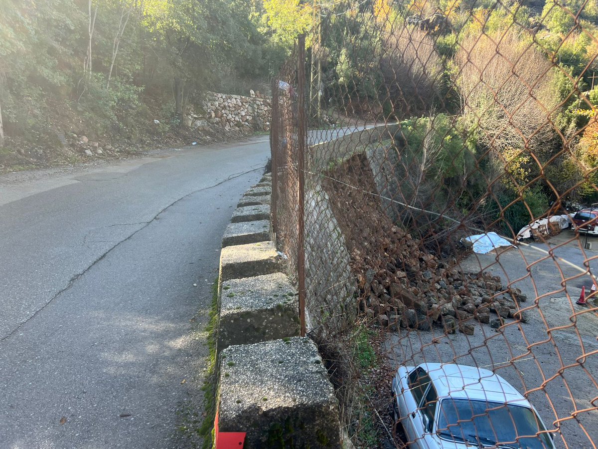 اليوم أيضاً، إثر انهيار حائط على طريق بتغرين-بسكتنا في منطقة وادي الجماجم، تمّ التواصل مع مدير مكتب وزير الأشغال، الذي أعطى توجيهاته للفرق المختصّة للكشف على الأضرار والقيام بأعمال الصيانة اللازمة في