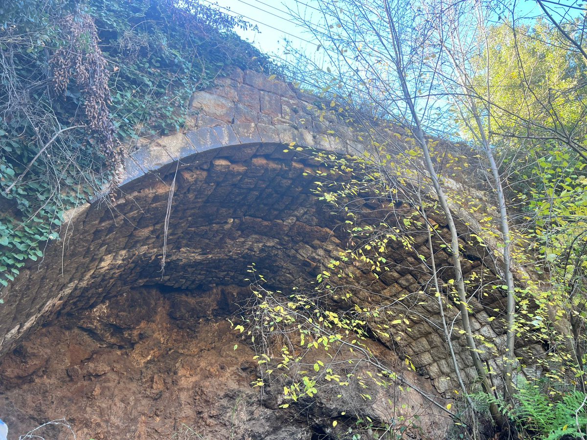 اليوم أيضاً، 
إثر انهيار حائط على طريق بتغرين-بسكتنا في منطقة وادي الجماجم، تمّ التواصل مع مدير مكتب وزير الأشغال، الذي أعطى توجيهاته للفرق المختصّة للكشف على الأضرار والقيام بأعمال الصيانة اللازمة في أسرع وقت.