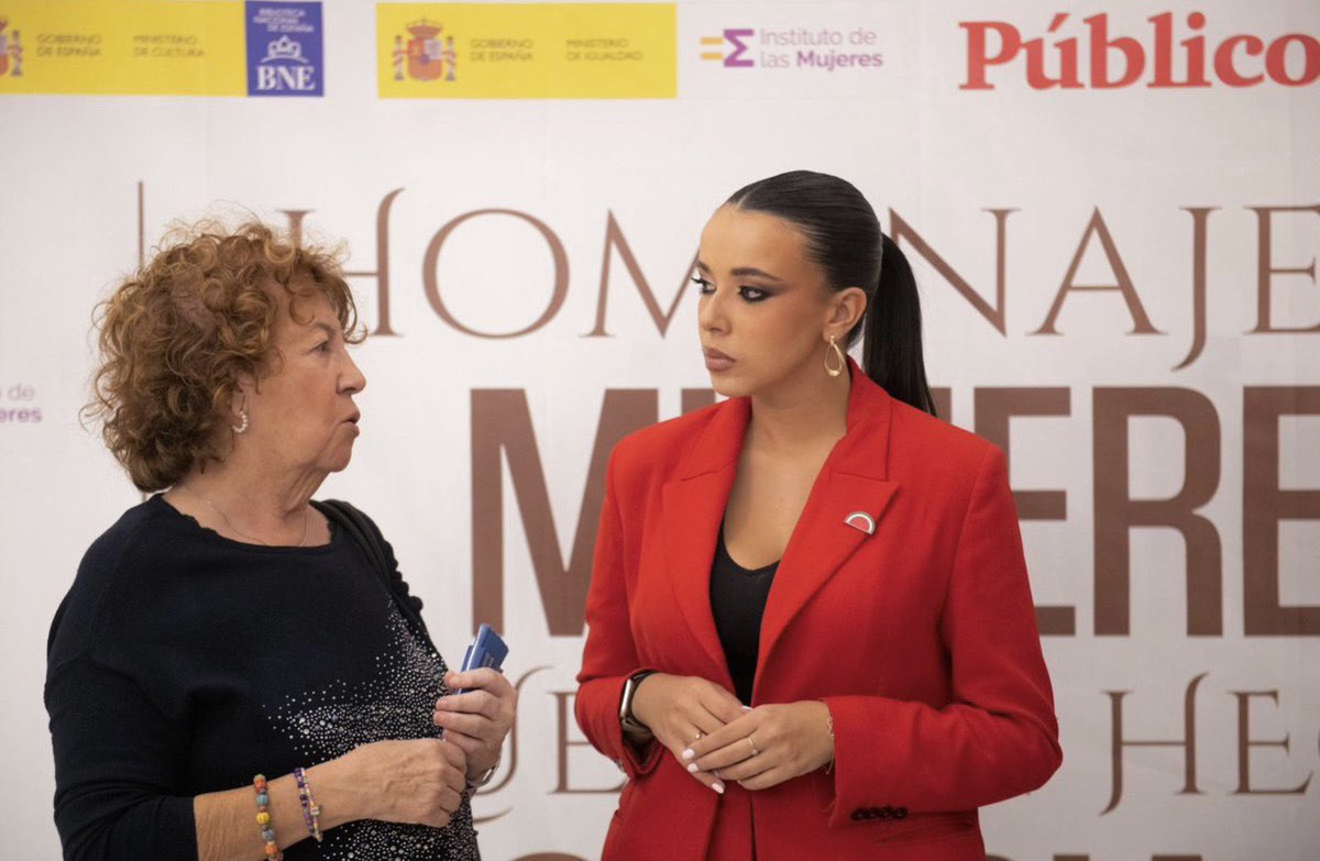 SarahPerezSanta's tweet image. Conspirando y aprendiendo de @RosaVillacastin 🤝