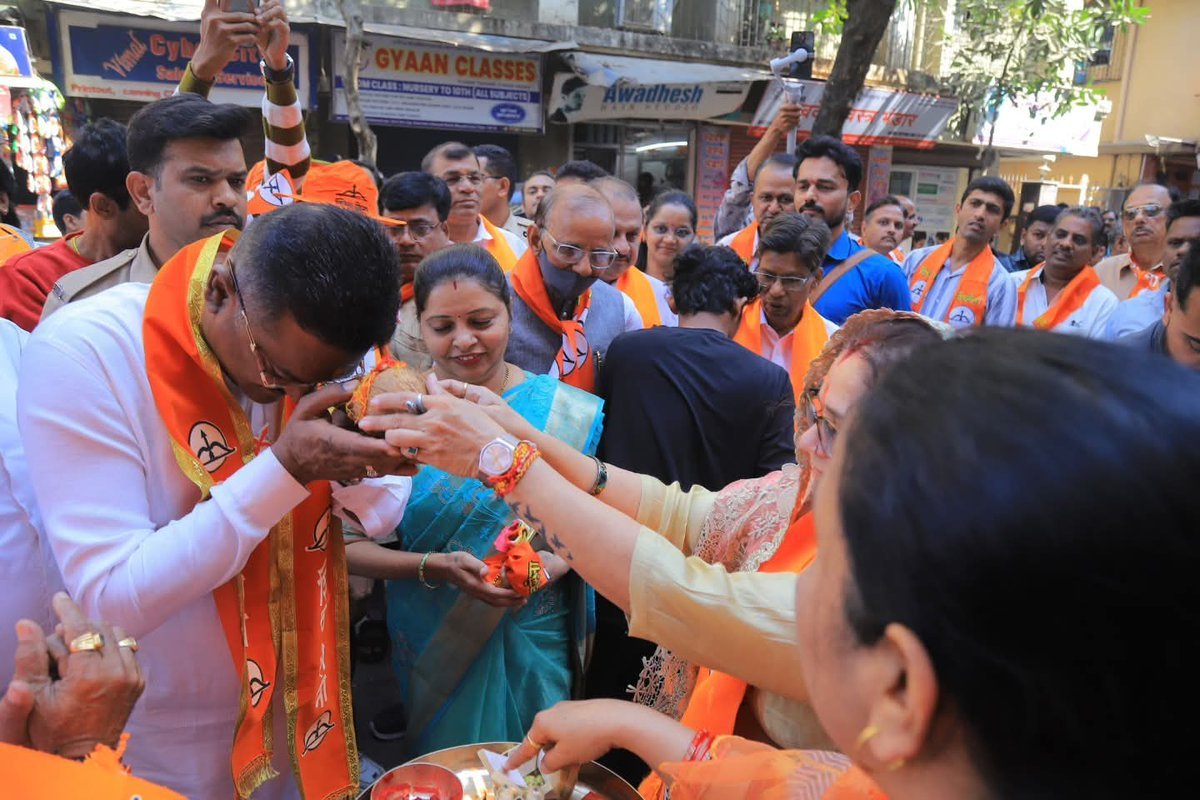 PratapSarnaik's tweet photo. 🗓 ११ जानेवारी २०२६ | 📍 मिरा भाईंदर

मिरा भाईंदर महानगरपालिका निवडणूक २०२६ साठी प्रचार दौऱ्यादरम्यान प्रभाग क्रमांक ३ येथील शिवसेना निवडणूक कार्यालयाला भेट दिली. तसेच शिवसेनेच्या उमेदवारांच्या प्रचारार्थ प्रभागतील विविध रहिवासी संकुलांना भेट दिली. या दौऱ्यात कार्यकर्त्यासोबत दुचाकीवर स्वार होऊन प्रचाराचा आनंद देखील घेतला.

मिरा भाईंदर महानगरपालिकेच्या प्रभाग क्र. '३' 'अ' मधून कविता मांडवकर, क्र. ३ 'ब' मधून शीतल पांडे, क्र. ३ 'क' मधून दिनेश नलावडे आणि ३ 'ड' मधून राजेश वेतोस्कर हे शिवसेनेचे उमेदवार जनतेच्या सेवेत तत्पर आहेत. 

या भेटीदरम्यान उपस्थित नागरिक, व्यापारी आणि स्थानिक कार्यकर्त्यांशी मनमोकळा संवाद साधला. नागरिकांच्या समस्या आणि प्रश्न ऐकून घेतले व मिरा भाईंदरच्या सर्वांगीण विकासाचा आराखडा जनतेसमोर मांडला.

यावेळी जनतेचा लाभलेला उत्स्फूर्त प्रतिसाद आणि शिवसैनिकांची मोलाच्या साथीने ही निवडणूक यशस्वीरित्या पार पडेल असा आत्मविश्वास वाटतो. मिरा भाईंदरच्या विकासाची गती कायम राखण्यासाठी येत्या १५ जानेवारीला शिवसेनेच्या सर्व शिलेदारांना प्रचंड मतांनी निवडून द्यावे असे आवाहन केले. 

@Shivsenaofc 

#PratapSarnaik #Shivsena #MiraBhayandar #ElectionCampaign #MBMC