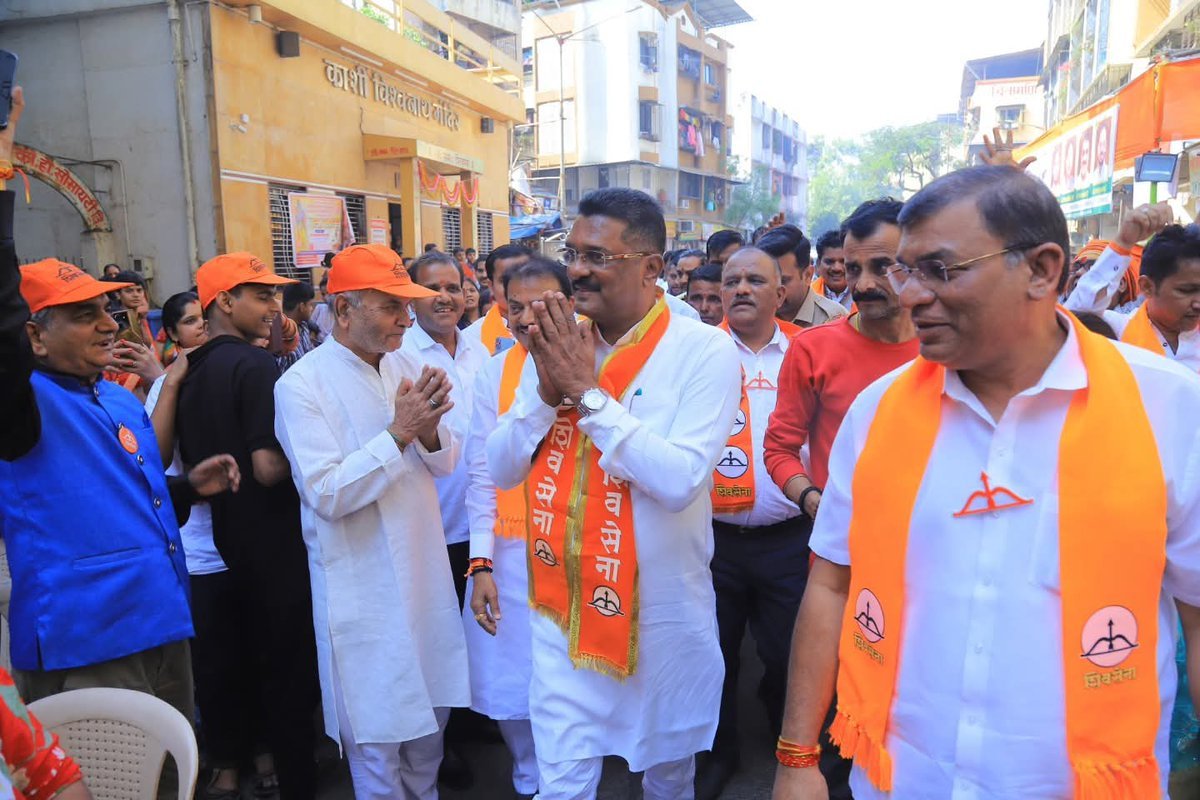 PratapSarnaik's tweet photo. 🗓 ११ जानेवारी २०२६ | 📍 मिरा भाईंदर

मिरा भाईंदर महानगरपालिका निवडणूक २०२६ साठी प्रचार दौऱ्यादरम्यान प्रभाग क्रमांक ३ येथील शिवसेना निवडणूक कार्यालयाला भेट दिली. तसेच शिवसेनेच्या उमेदवारांच्या प्रचारार्थ प्रभागतील विविध रहिवासी संकुलांना भेट दिली. या दौऱ्यात कार्यकर्त्यासोबत दुचाकीवर स्वार होऊन प्रचाराचा आनंद देखील घेतला.

मिरा भाईंदर महानगरपालिकेच्या प्रभाग क्र. '३' 'अ' मधून कविता मांडवकर, क्र. ३ 'ब' मधून शीतल पांडे, क्र. ३ 'क' मधून दिनेश नलावडे आणि ३ 'ड' मधून राजेश वेतोस्कर हे शिवसेनेचे उमेदवार जनतेच्या सेवेत तत्पर आहेत. 

या भेटीदरम्यान उपस्थित नागरिक, व्यापारी आणि स्थानिक कार्यकर्त्यांशी मनमोकळा संवाद साधला. नागरिकांच्या समस्या आणि प्रश्न ऐकून घेतले व मिरा भाईंदरच्या सर्वांगीण विकासाचा आराखडा जनतेसमोर मांडला.

यावेळी जनतेचा लाभलेला उत्स्फूर्त प्रतिसाद आणि शिवसैनिकांची मोलाच्या साथीने ही निवडणूक यशस्वीरित्या पार पडेल असा आत्मविश्वास वाटतो. मिरा भाईंदरच्या विकासाची गती कायम राखण्यासाठी येत्या १५ जानेवारीला शिवसेनेच्या सर्व शिलेदारांना प्रचंड मतांनी निवडून द्यावे असे आवाहन केले. 

@Shivsenaofc 

#PratapSarnaik #Shivsena #MiraBhayandar #ElectionCampaign #MBMC
