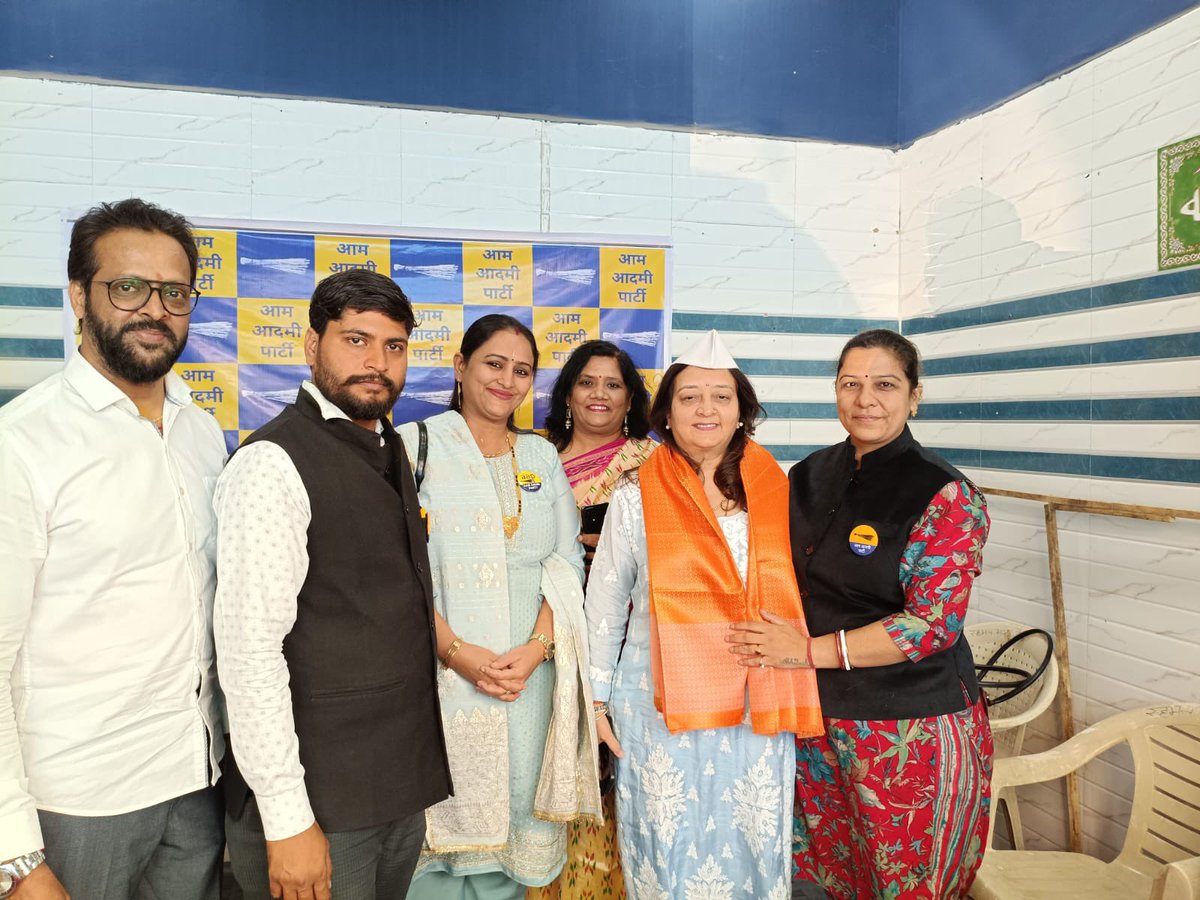 AAPMumbai's tweet photo. Mumbai President @PreetiSMenon  met with AAP Candidates Abhishek Dubey (Ward 20), @RiteshPatell  (Ward 30), @PoonamAap58368 (Ward 31), &amp; Rupali Singh (Ward 32) https://t.co/DPIKBeD8J2