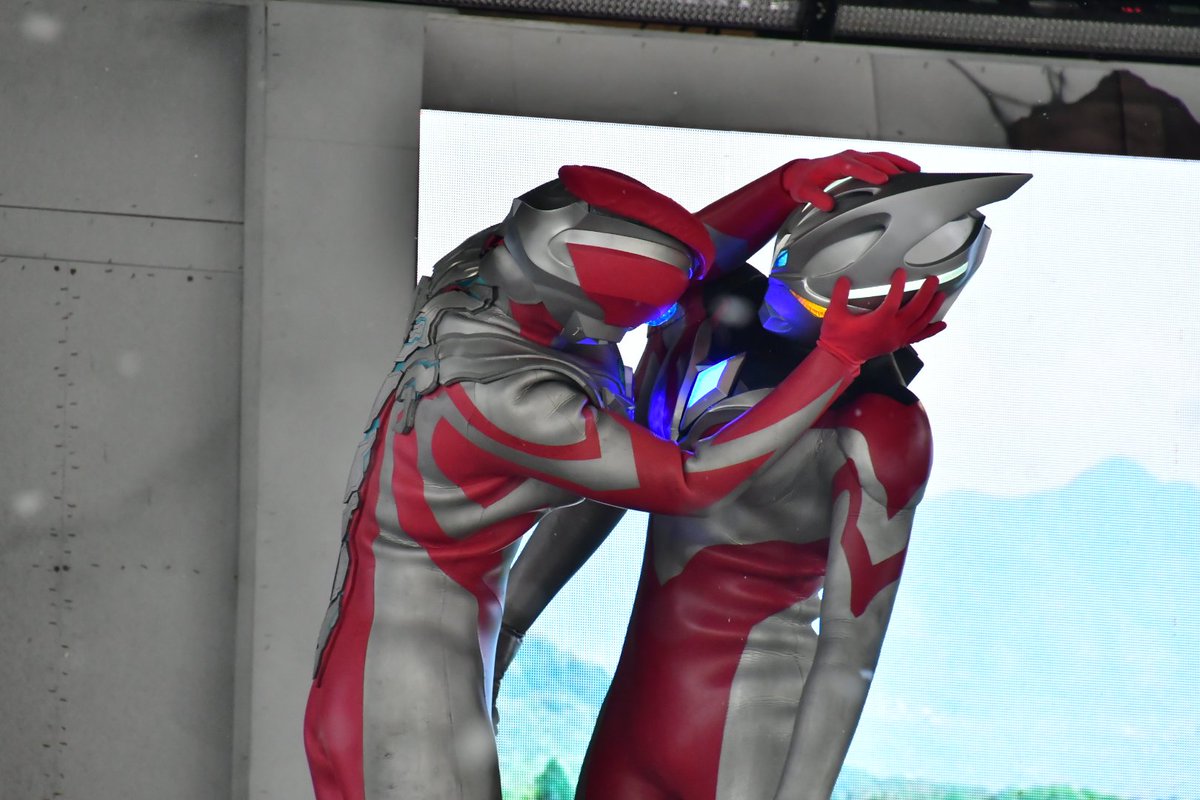 さっきの閃きどうするんだ？
とアークの頭掴んで試そうとするオメガ
#ウルトラマンオメガ  
#ウルトラマンアーク
#グリーンランド