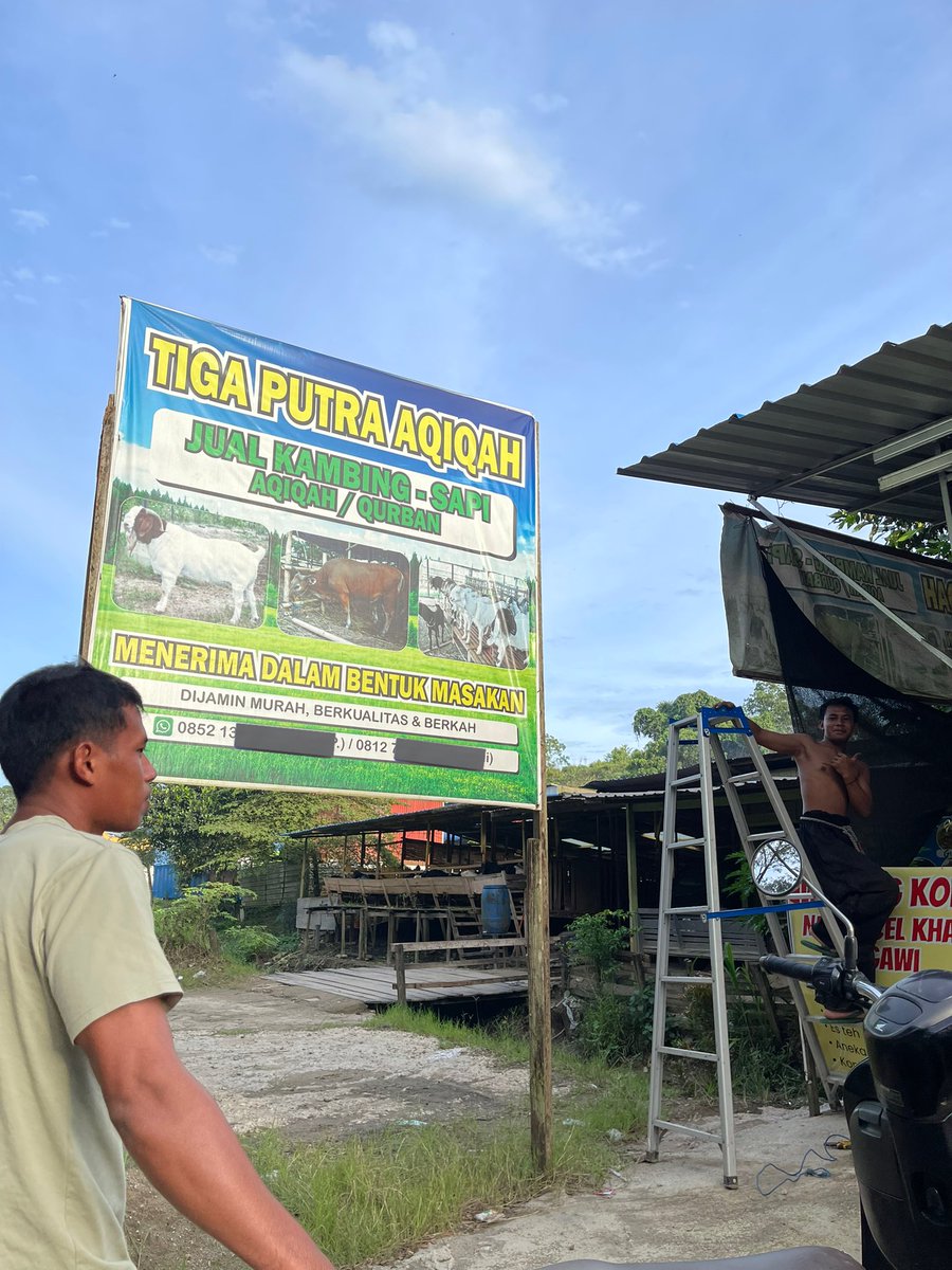 remdinder's tweet image. ga pernah kepikiran pulang kerja motor mogok didepan kandang kambing