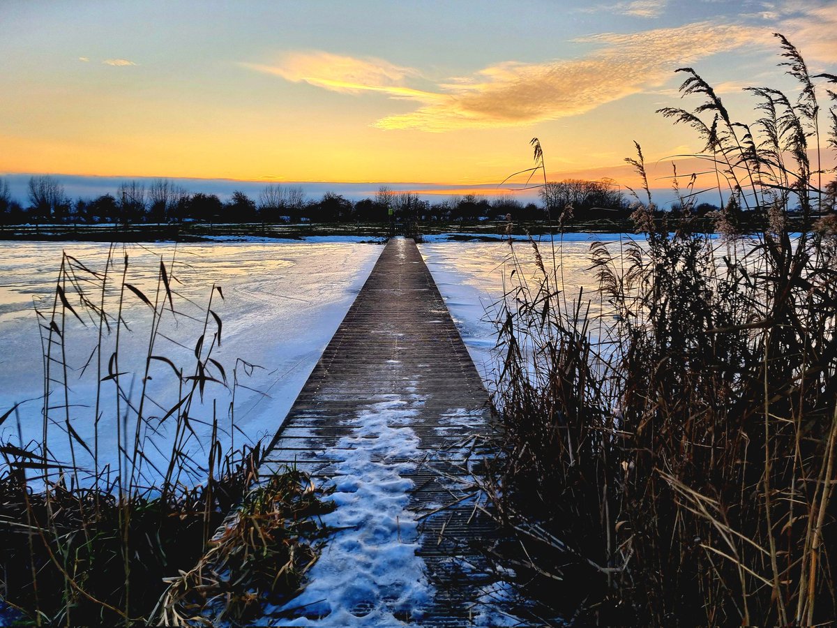DietermanTjark's tweet image. Ijskoud naar de overkant. Fijne zondag😀 #zonsondergang #sneeuw #ijs #koud #winter