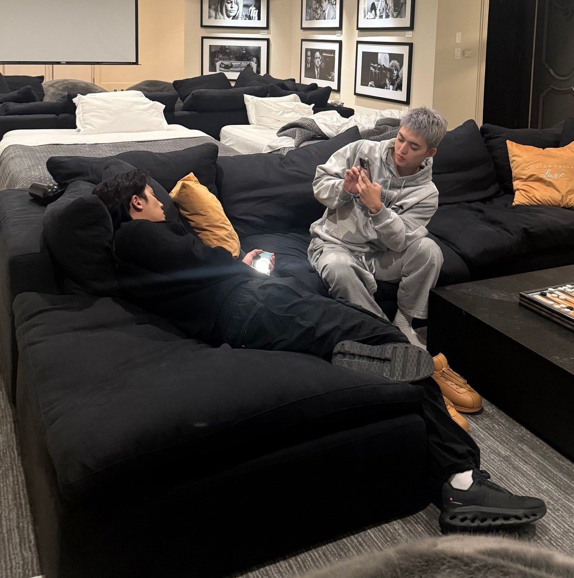 zzeomii8's tweet image. 이거 참 좋음…..  서로 귀엽다고 찍어논 것도 좋고
쿠션에 머리 맞대고 누워있었던 것 같아서 좋고
먼저 푹 퍼져있는 승처리 옆에 기대서 폰하다가 결국 잠든 건 밍규인 것도 애기 같아서 조흠
내 강아지들 ㅜ..ㅜ