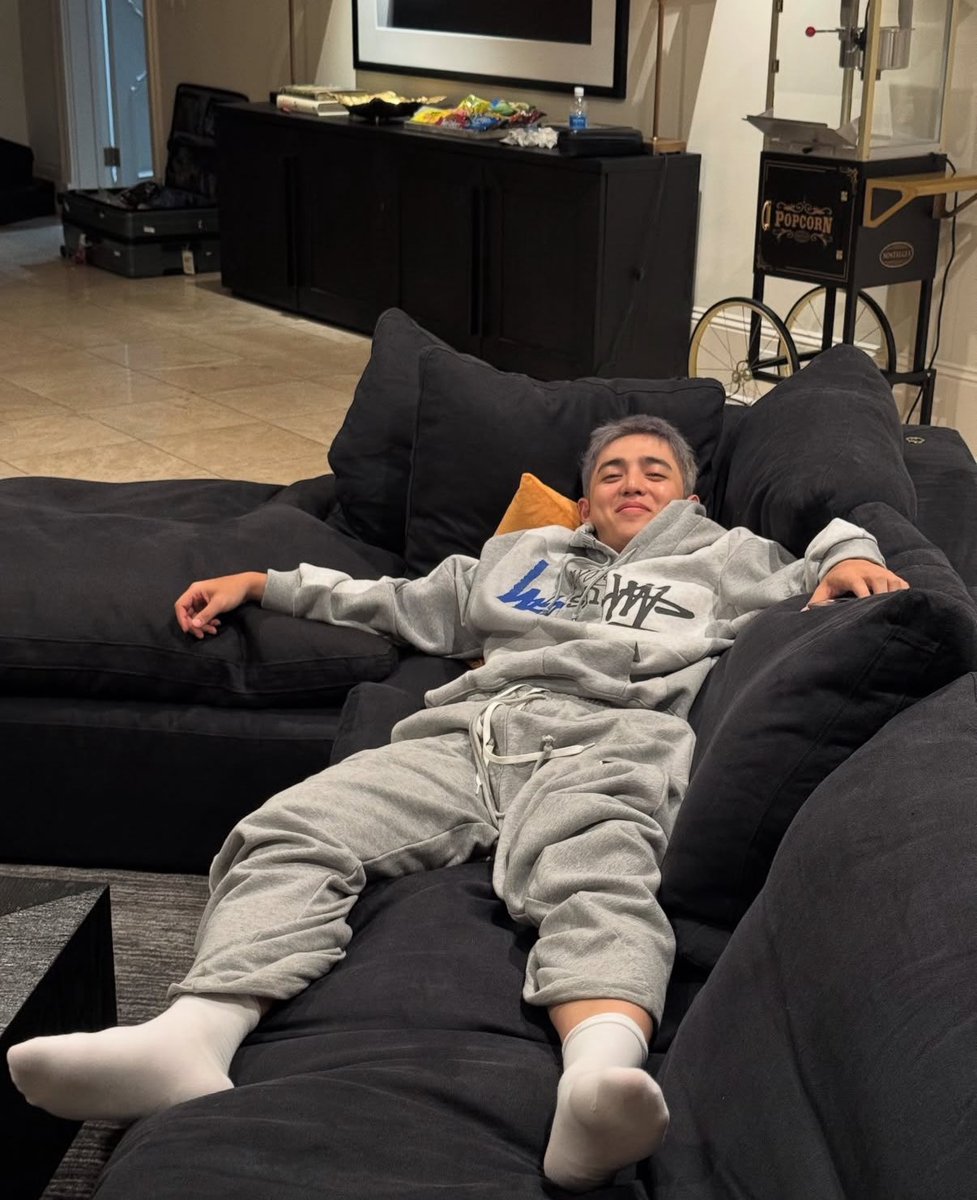 zzeomii8's tweet image. 이거 참 좋음…..  서로 귀엽다고 찍어논 것도 좋고
쿠션에 머리 맞대고 누워있었던 것 같아서 좋고
먼저 푹 퍼져있는 승처리 옆에 기대서 폰하다가 결국 잠든 건 밍규인 것도 애기 같아서 조흠
내 강아지들 ㅜ..ㅜ