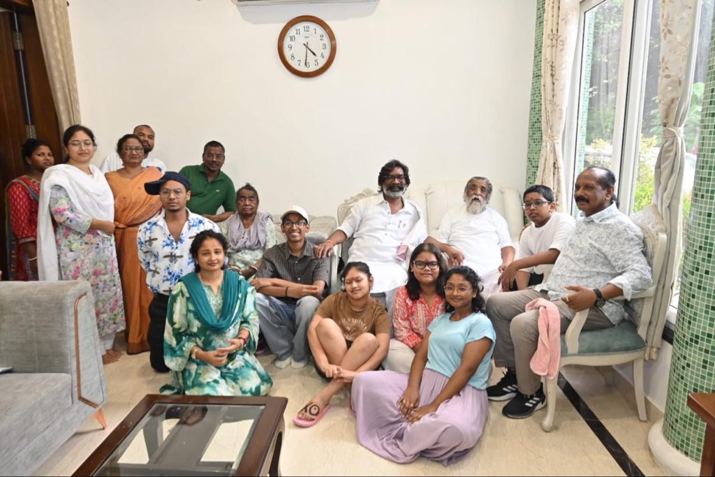 आज बाबा की जयंती है। झारखंड के साथ हमारा घर उनकी यादों से भरा है, पर उनकी कमी से एक अजीब सी ख़ामोशी भी है।

उनके बिना, परिवार का मतलब ही अधूरा लगता है। वो हमारी नींव थे, हमारी आत्मा थे। उन्होंने हमें सिखाया कि असली परिवार ईमानदारी, सम्मान और एक-दूसरे के साथ खड़े रहने से बनता है।