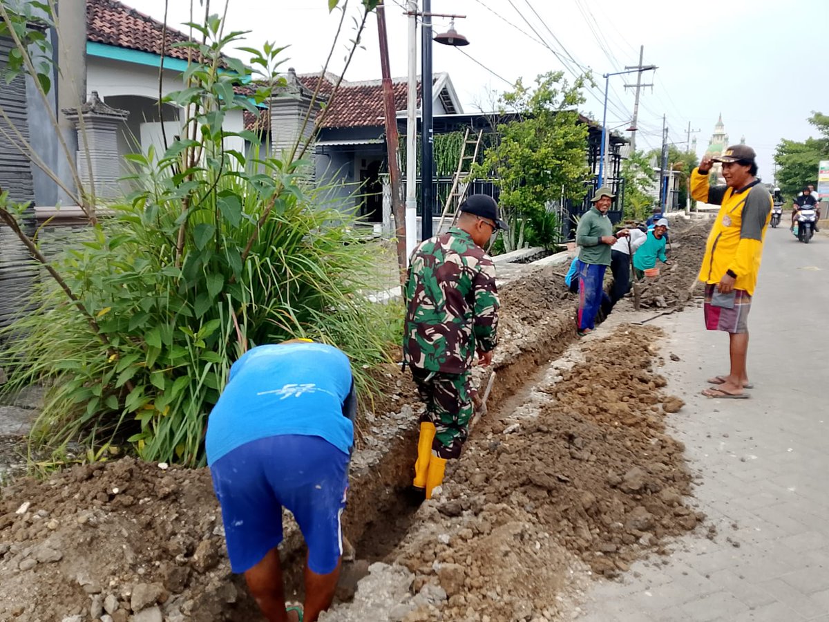 Babinsa Balongpanggang Bersama Warga Laksanakan Karya Bakti Perbaikan Jalan Paving Desa garudasatu.id/babinsa-balong…