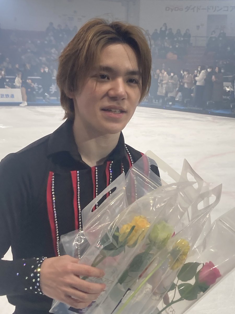 アイスダンスの新プロは雰囲気変わりますか？という質問に、すっごく真剣に答えてくれました。
動揺が激しく記憶が若干怪しいですが😅
雰囲気変えようと思ったけれど著作権の問題が難しく他の曲に変えた。でもアイスブレイブにちゃんとなじむ？ものです、と。
ありがとう、昌磨くん！
#PIW