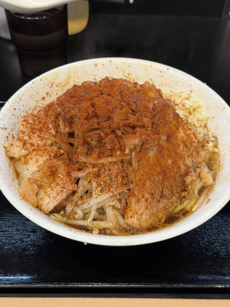 tsa512's tweet photo. 今を楽しめ祇園店
ラーメン200gニンニクアリヤサイアブラマシ辛マシ
移転後初訪問
辛マシのかかったアブラヤサイが旨い
非乳化のスープはカエシのパンチが効いていて辛マシの風味も合わさって旨味がいっぱい
寒い中並んで待った甲斐のある満足の一杯でした https://t.co/X6RrQJ3Ag8