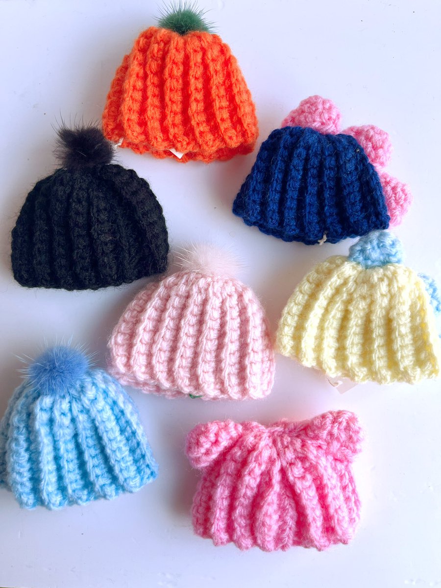 Queue_de_cle's tweet image. blancaさん
伸縮性があって被せやすい
ぬい用の手編みニット帽子です。
リボンやポンポン付きなど、個性豊かなデザインが勢揃い！
推しカラーを選んで、一緒にお出かけを楽しみませんか？
冬の装いにぴったりな一点物です。　
着画はこちらをご覧ください→
@__blanca_27 

#クーデクレ 
#ぬい活