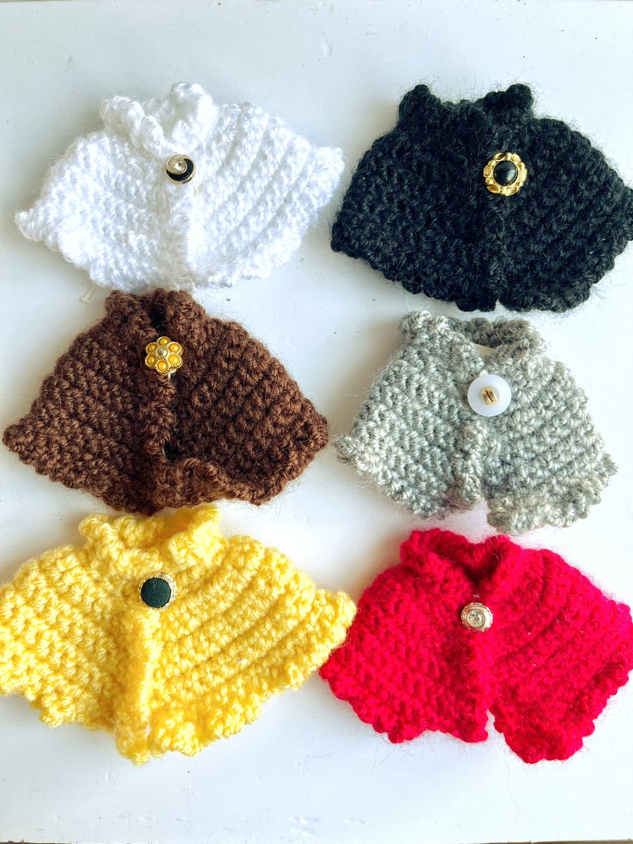 Queue_de_cle's tweet image. blancaさん
ひと編みずつ丁寧に仕上げたニットあみマントです。
アンティーク調のボタンがアクセントになった、お洒落なデザイン
首元のボタンで着脱が簡単なので
推しカラーでコーディネートして
一緒にお出かけしてはいかが？

着画はこちらをご覧ください→
@__blanca_27 

#クーデクレ 
#ぬい活