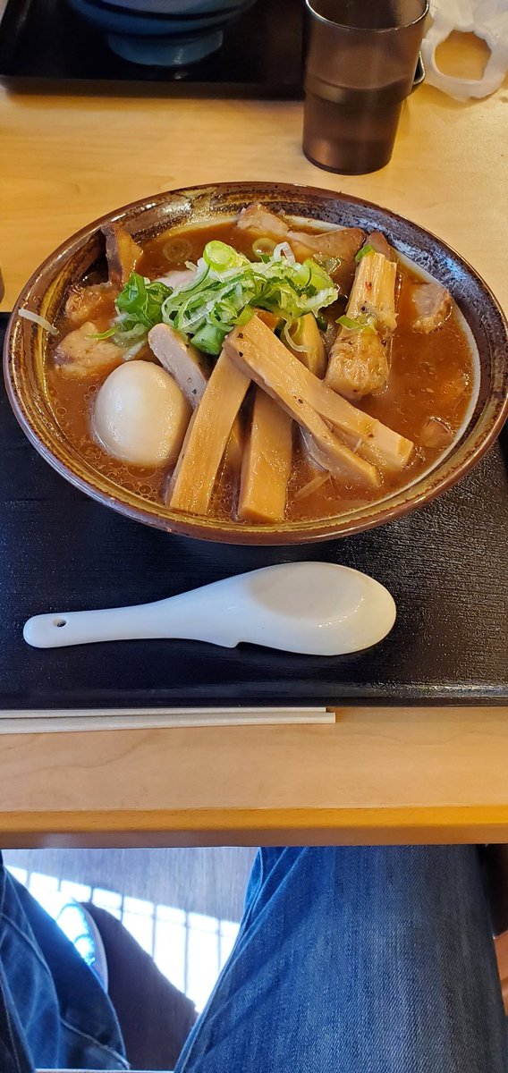 sugibo_m's tweet photo. 気になってたラーメン屋さんへ子供たちと行ってきた🏃💨
味噌チャーシュー麺美味かった😆👏
煮卵とろとろ、メンマは太い❕チャーシューは薄切りだけどとろける美味さ🍜
#味噌チャーシュー麺、#ランチ https://t.co/hpL39uhjT9