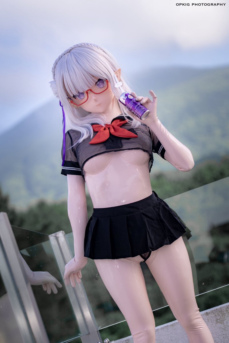 GoldSara_Lotus's tweet image. 疑似红牛暗广🐮

📸：@opkig 
#kigurumi #着ぐるみ #latex