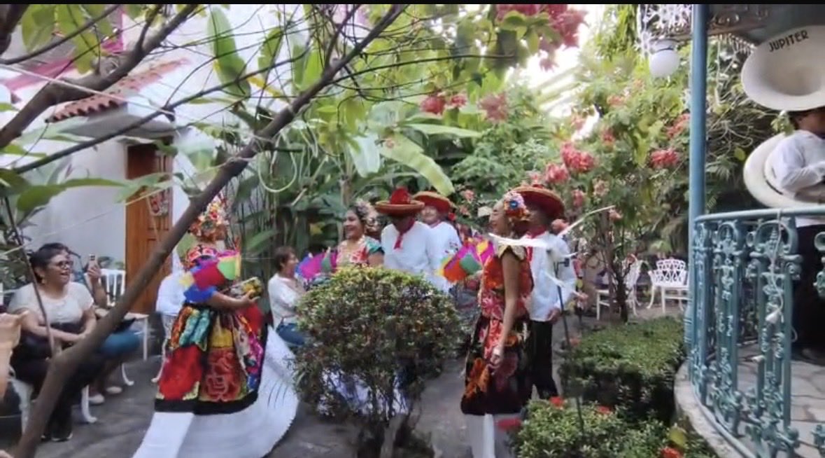 La Guelaguetza, folklore  de los pueblos de Oaxaca, se presentó en  Suites Ejecutivas Los Arcos, hotel ecológico de Tapachula, Chiapas, para ofrecer una muestra cultural a sus huéspedes, amigos y público. Un evento de gran colorido y alegría. ¡Felicidades! losarcostapachula.com