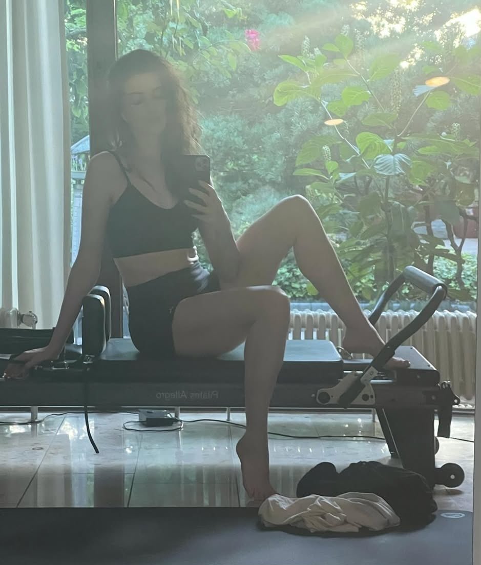 qof83's tweet image. Anne Hathaway อายุ 43 ตื่นเช้ามาออกกำลังกาย ฉันอายุ 20 กว่า ขี้เกียจและใกล้ตาย