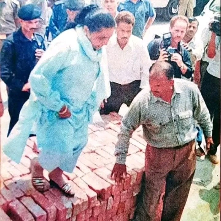 AnkitaY11901's tweet photo. भाजपा की लचर कानून व्यवस्था और सपा का पिछला रिकॉर्ड... दोनों ने दलितों को सिर्फ वोट बैंक समझा। मेरठ कांड चीख-चीख कर कह रहा है कि यूपी को फिर से 'सर्वजन हिताय, सर्वजन सुखाय' वाली बहन जी की सरकार चाहिए।
#MeerutHorror #UP_LawAndOrder https://t.co/0sRP3l5WJi