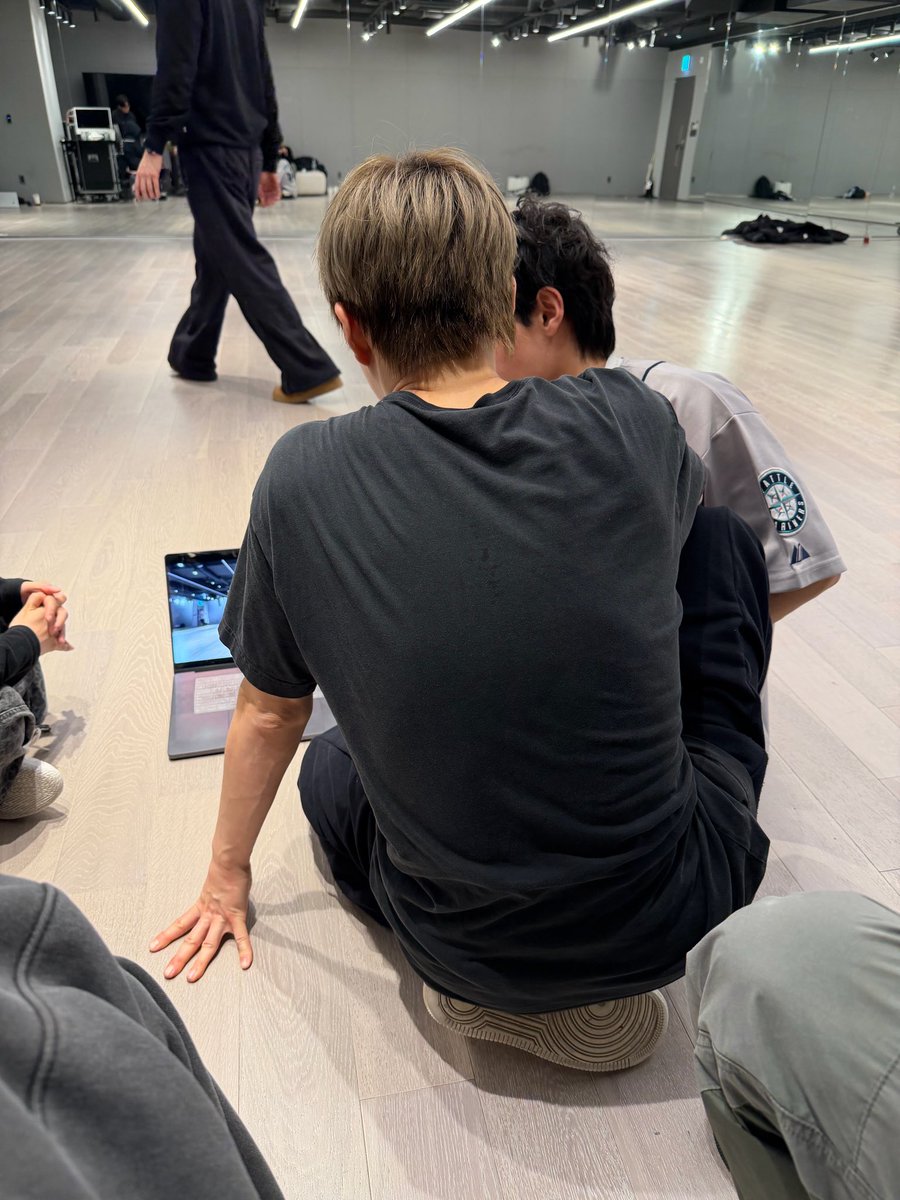 ⁰¹ tweet media