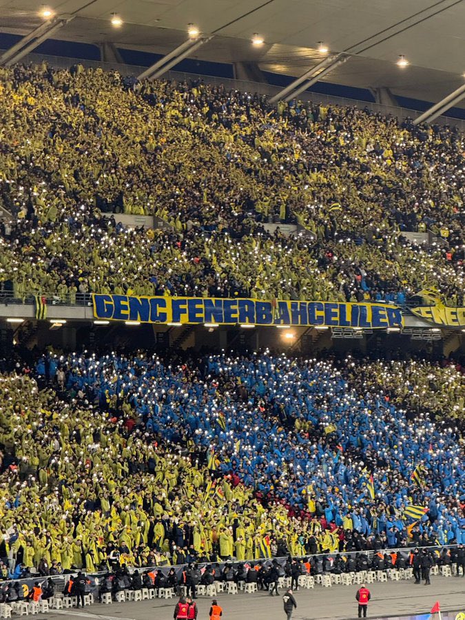 Kakullukiz's tweet photo. Neyse ki çöp poşetine layık görülmeyen harika bir kulübün taraftarıyız. Günaydın ve harika pazarlar büyük Fenerbahçe taraftarı 💛💙

#FBvGS https://t.co/UGFZa5Tl3a