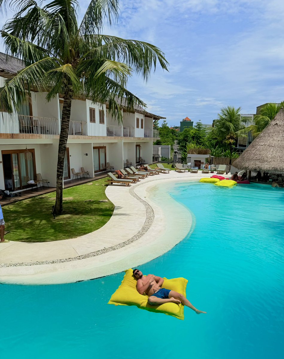 Nothing to prove. Just sunlight and stillness☀️🌴