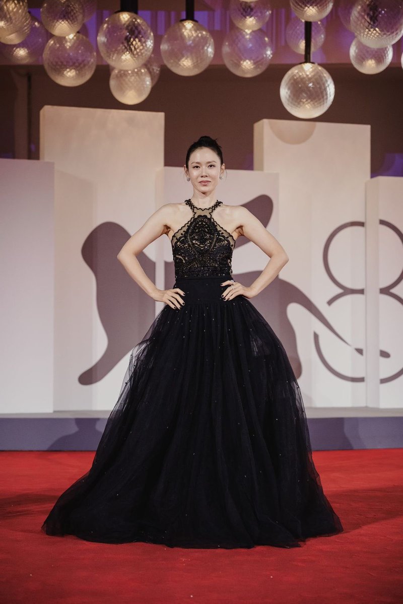 yejined's tweet image. she has a grand slam best actress under her name. almost every film she's been in has drawn a million viewers, with 3 even surpassing 5 million.. not many can claim to be both critically acclaimed and a box office powerhouse. baby, that's Son Ye-jin for you