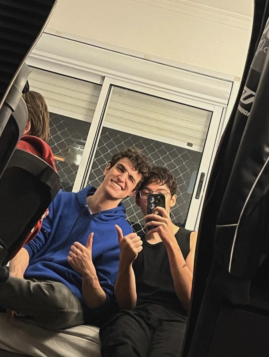 AcervoCaligrafo's tweet image. caligrafo em nova foto via instagram @/gabrielmzztt! 💙