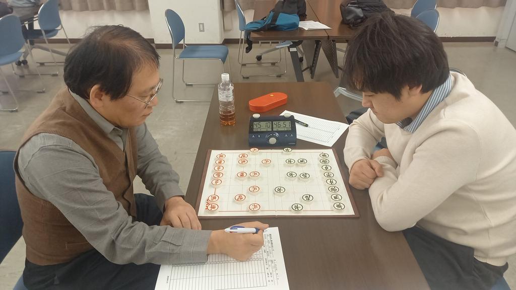 日本リーグ、さらに早まり、もう第３ラウンドを始めました。
麻生－曽根　中炮進三兵五七炮対屏風馬
グエンー可児　仙人指路右中炮対卒底炮
所司ー張　飛相対右中炮