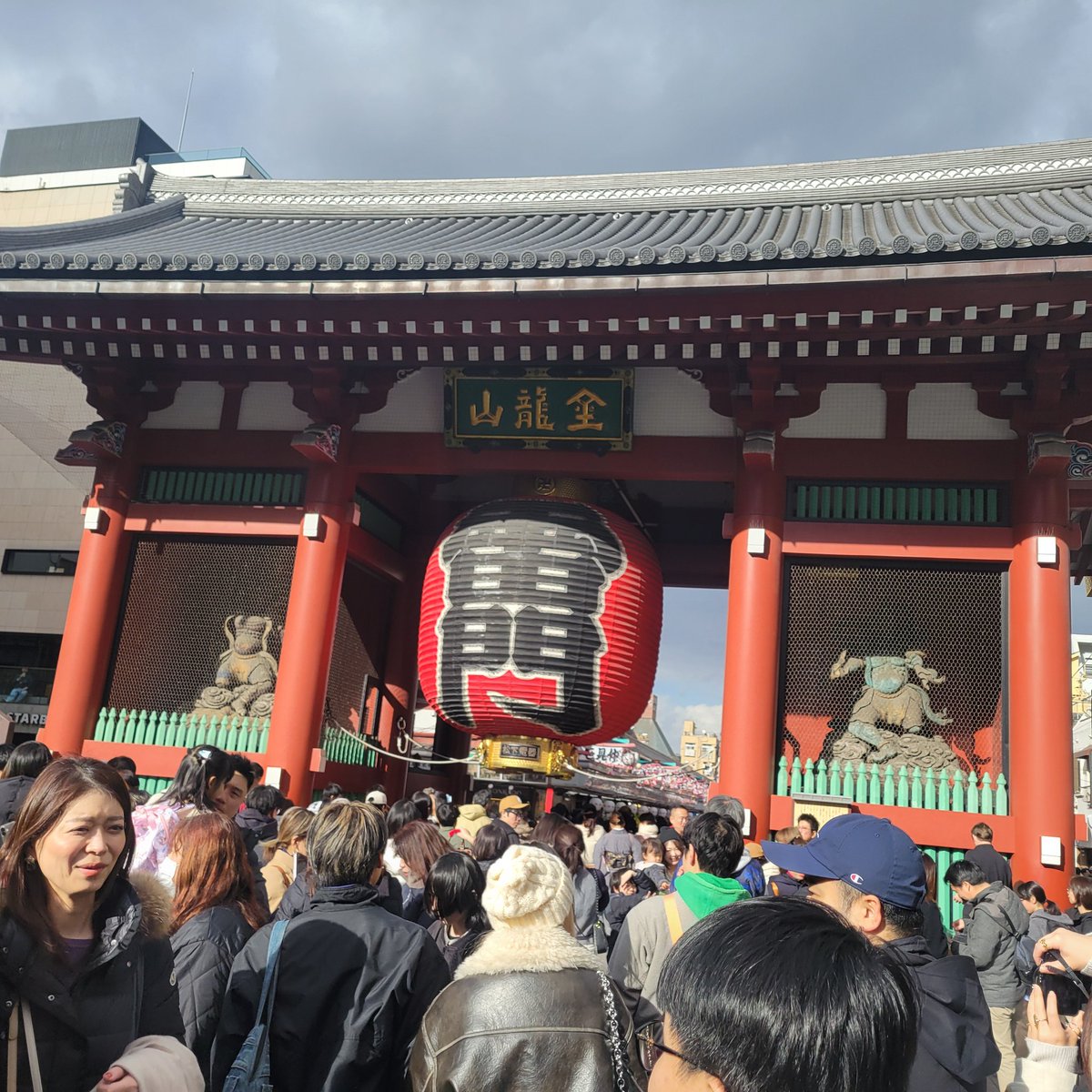 benkey777's tweet photo. 浅草寺に参拝に来ました🙋　とにかく人ひとヒトで大混雑でした。　今年一年の仕事運のお守りを購入しました👍
#浅草寺 https://t.co/rzMaatTBH7