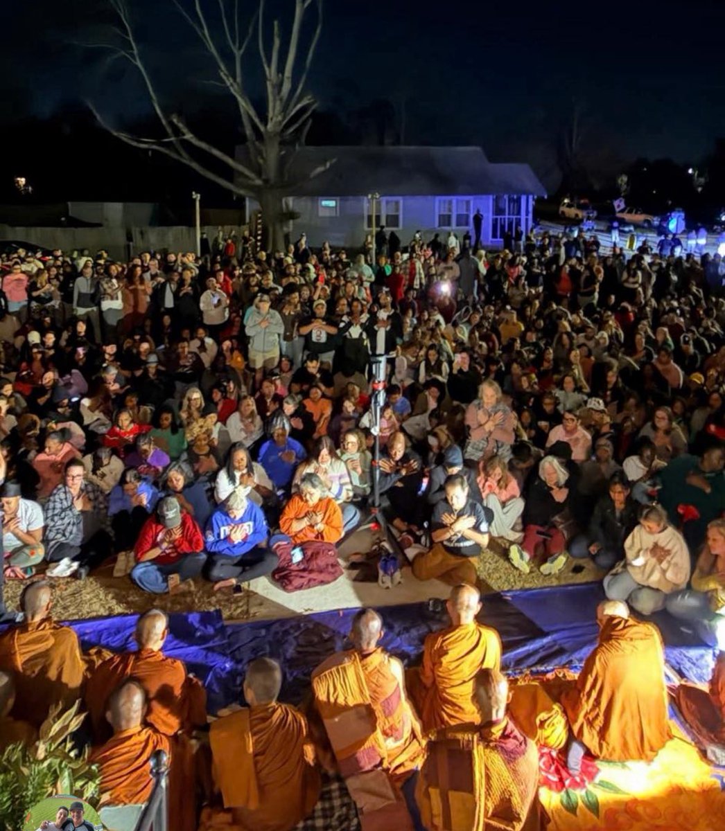 SpockResists's tweet image. Columbia, South Carolina.
Thousands of people turned up.
No rage.
No slogans.
No spectacle.
Just people standing respectfully,
quietly,
kindly.