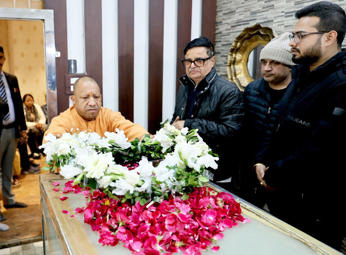 myogioffice's tweet photo. मुख्यमंत्री श्री @myogiadityanath जी महाराज ने आज लखनऊ में उत्तर प्रदेश के अपर महाधिवक्ता श्री वी. के. शाही जी के आवास पर पहुंचकर उनके दिवंगत सुपुत्र के पार्थिव शरीर पर पुष्पांजलि अर्पित कर उन्हें श्रद्धांजलि दी।

महाराज जी ने शोक-संतप्त परिजनो�� से भेंट की एवं अपनी संवेदनाएं व्यक्त कर उन्हें ढांढस बंधाया।