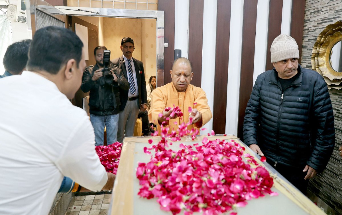 myogioffice's tweet photo. मुख्यमंत्री श्री @myogiadityanath जी महाराज ने आज लखनऊ में उत्तर प्रदेश के अपर महाधिवक्ता श्री वी. के. शाही जी के आवास पर पहुंचकर उनके दिवंगत सुपुत्र के पार्थिव शरीर पर पुष्पांजलि अर्पित कर उन्हें श्रद्धांजलि दी।

महाराज जी ने शोक-संतप्त परिजनो�� से भेंट की एवं अपनी संवेदनाएं व्यक्त कर उन्हें ढांढस बंधाया।