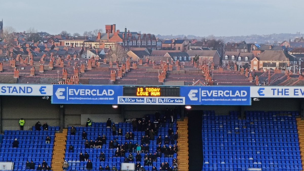 PuckJansen1954's tweet image. Na de penalties bij Everton snel met de Taxi naar #TranmereRovers - #Bromley 0-2. Een gigantisch contrast wat het stadion en de entourage betreft. Je gaat van een nieuw stadion met bijna 54.000 toeschouwers naar een #oldskool bak met iets meer dan 5.000 man.