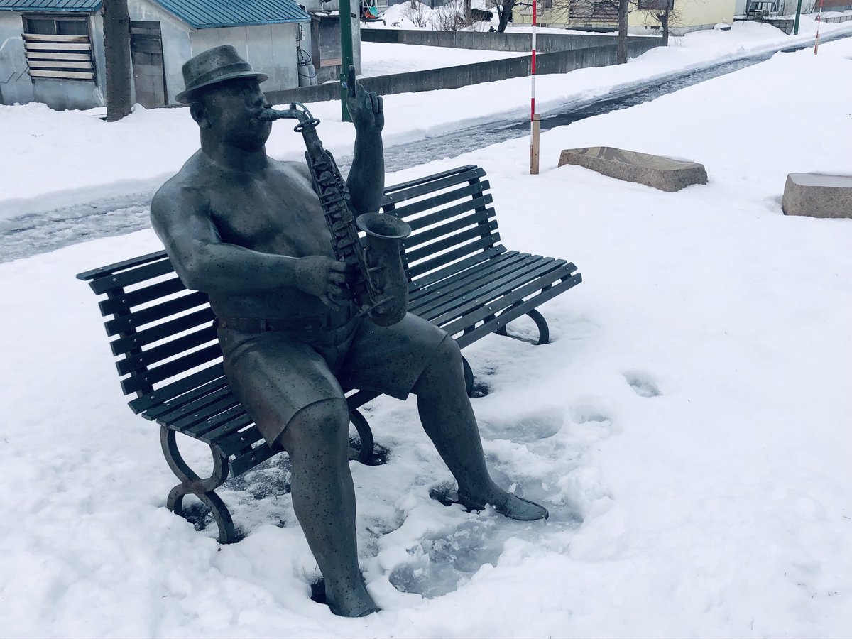 ⭐️真冬でもアルトサックス吹くオヤジ加齢進めど錆無き身体⭐️

江別名物『サックスおじさん🎷』(^｡^) まともに風雪を浴びる割には錆びないんだよなぁ、何か特殊金属か？

今日から相撲初場所。早いなー😁時の進みについていけないまま冬五輪、WBC、W杯か💦

#サクソホン　#短歌　#初場所
#江別市