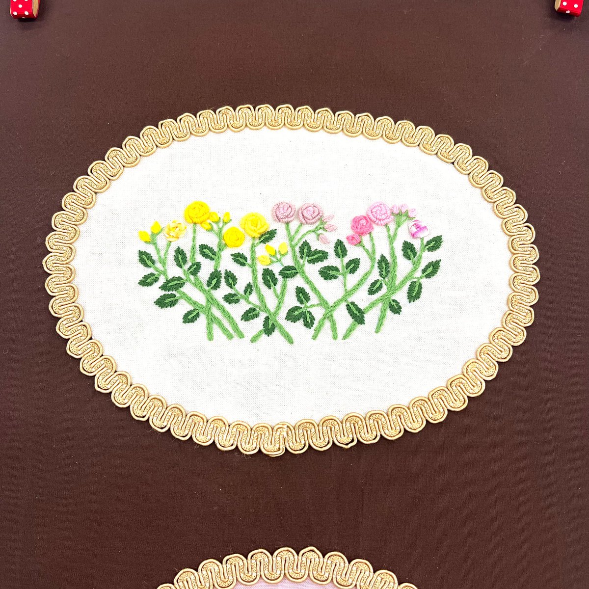 maki_shingu's tweet photo. 手芸マキ新宮店です☺︎
今日は刺繍教室の生徒さんの作品のご紹介👇
生徒さんが作られた刺繍の作品を別の生徒さんがタペストリー風に仕上げて一つの作品が出来上がりました🙌

刺繍教室
毎月第3火曜日10時半から12時半
随時生徒募集中です✨ https://t.co/oFgaULXGMh